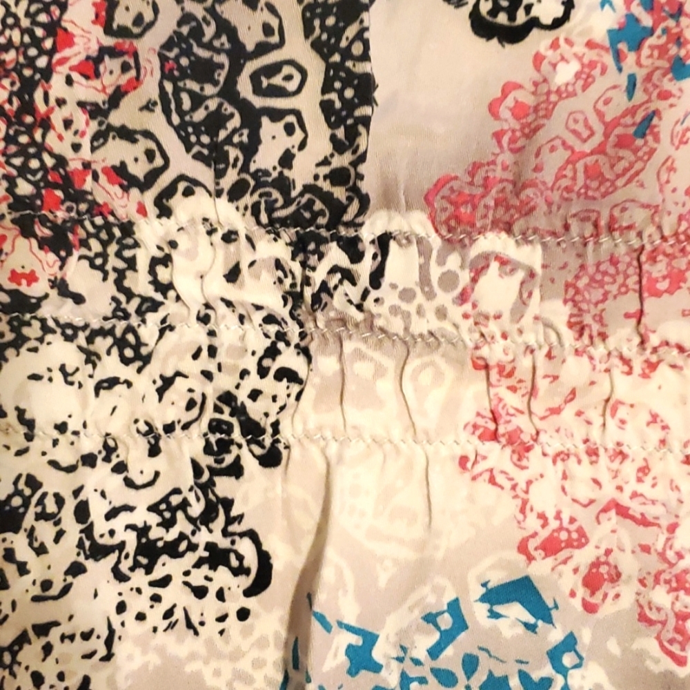 Sale 💥3/$30 Peaches Uniforms Printed Deep Pocket Scrub Top - Picture 9 of 9